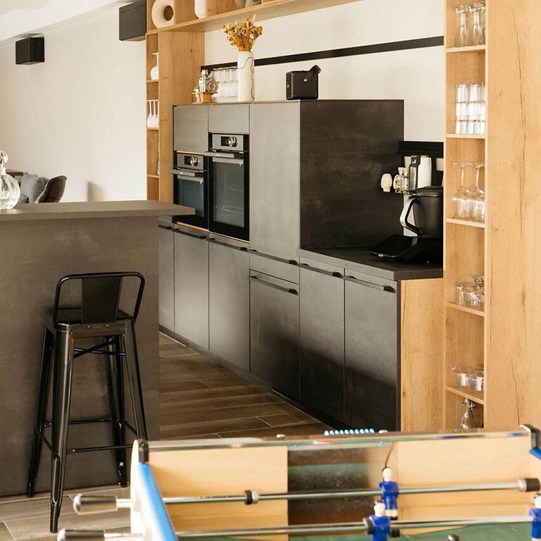 850Wx640H-1.main-la-cuisine-de-Charles-et-Alice-stetienne