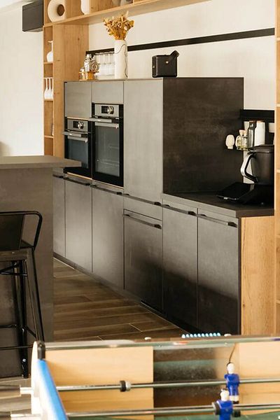 850Wx640H-1.main-la-cuisine-de-Charles-et-Alice-stetienne