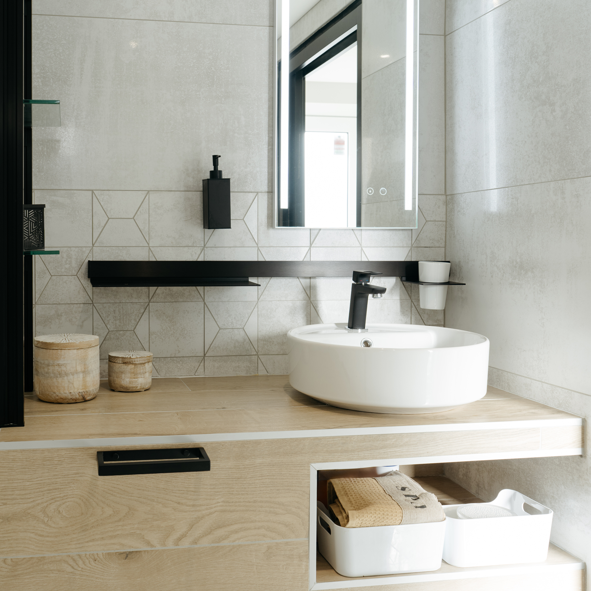 1.main_la_salle_de_bain_dIris_stetienne 1.main_la_salle_de_bain_dIris_stetienne