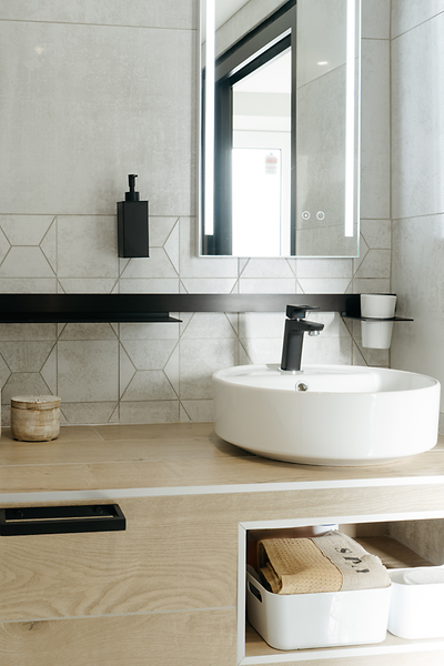 1.main_la_salle_de_bain_dIris_stetienne