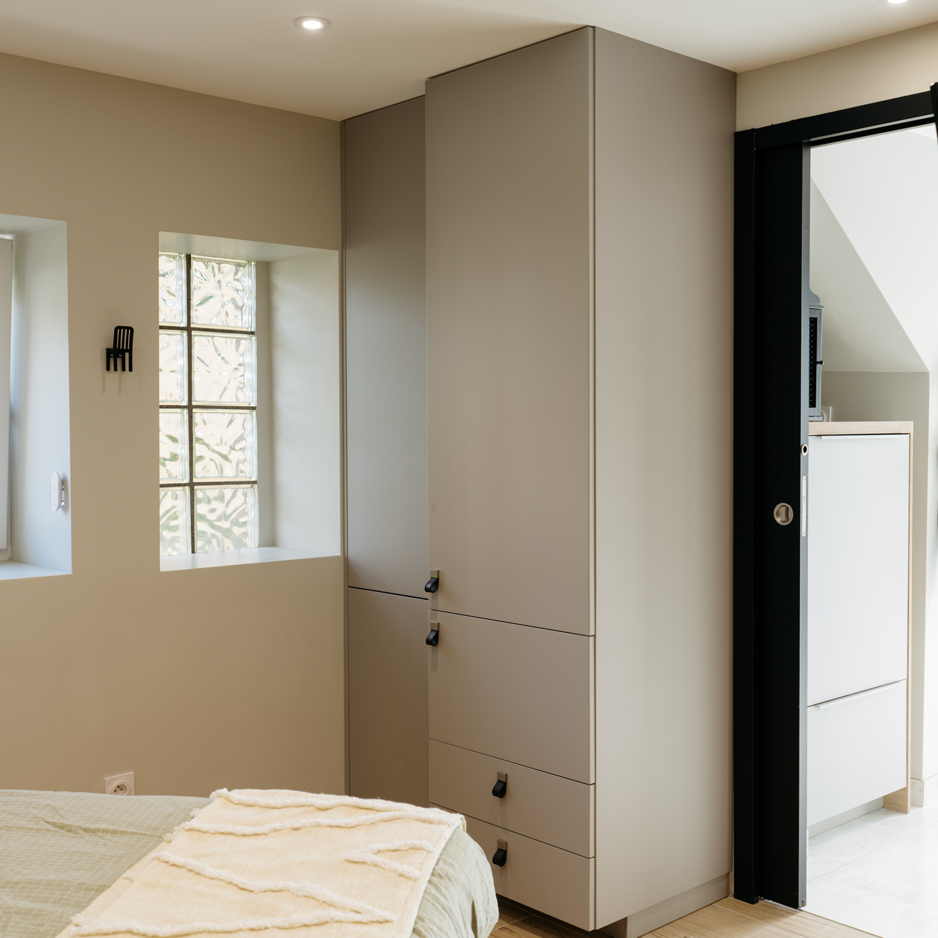 1.main_le_dressing_dIris_stetienne 1.main_le_dressing_dIris_stetienne