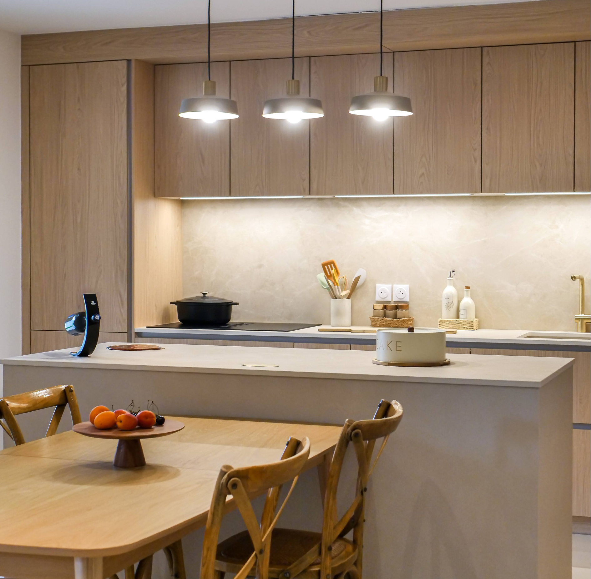 1.main-la-cuisine-de-Virginie-aix-bois-chene
