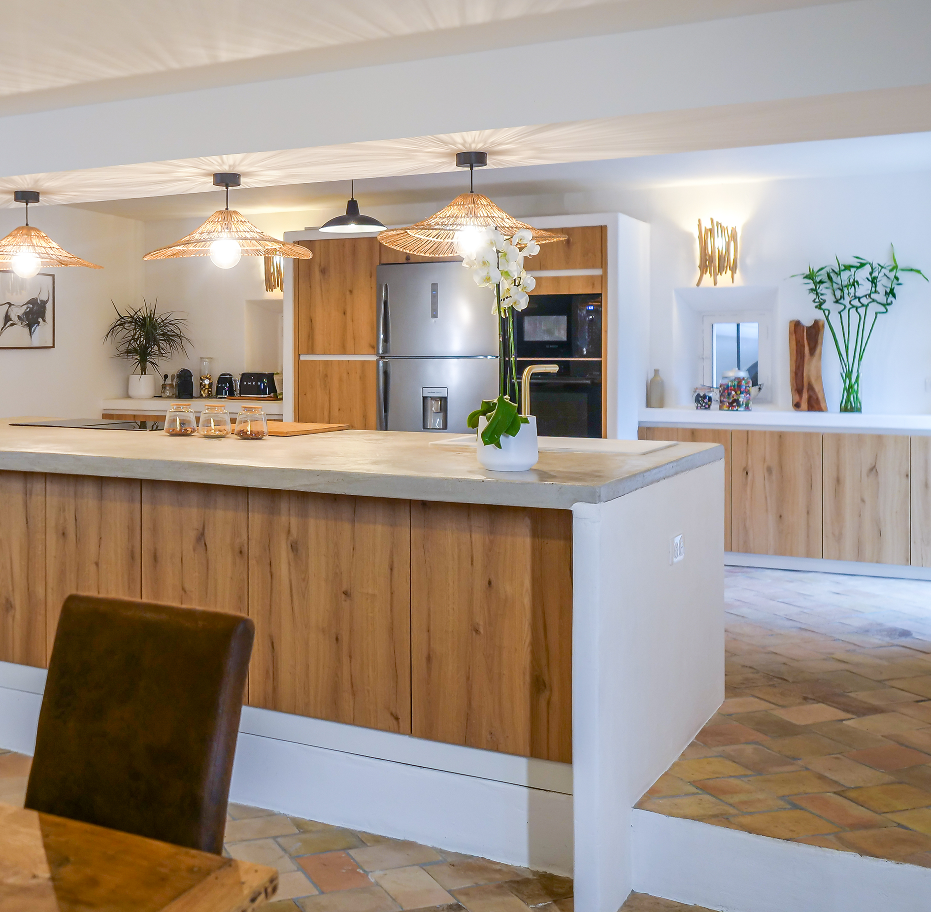 1.main-la-cuisine-de-Stephanie-aix-bois-chene-tendance 1.main-la-cuisine-de-Stephanie-aix-bois-chene-tendance